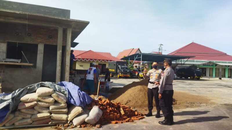 Kapolres Seruyan AKBP Bayu Wicaksono, S.H., S.I.K., M.Si. melaksanakan pengecekan terhadap beberapa pembangunan di Polres Seruyan seperti pembangunan Pos Penjagaan, Ruang Sipropam dll. Foto : Tbn