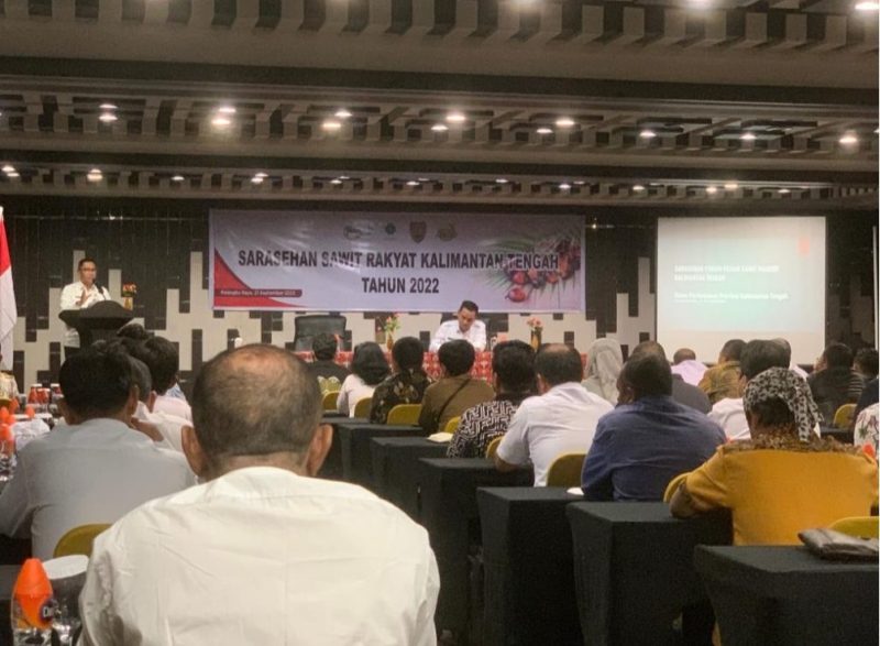 Asisten II Perekonomian dan Pembangunan Setda Prov. Kalteng Leonard S. Ampung saat membuka sarasehan