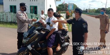 Personel Polsek Danau Sembuluh Bagikan Masker kepada para Pelajar SMP