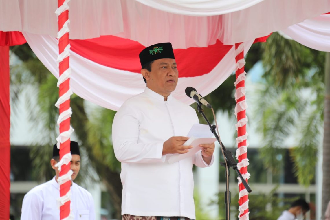 Wakil Gubernur Kalteng, H Edy Pratowo, saat membacakan sambutan Menteri Agama dalam peringatan hari Santri di halaman kantor Gubernur Kalteng, Sabtu (22/10/2022). Foto : Ist