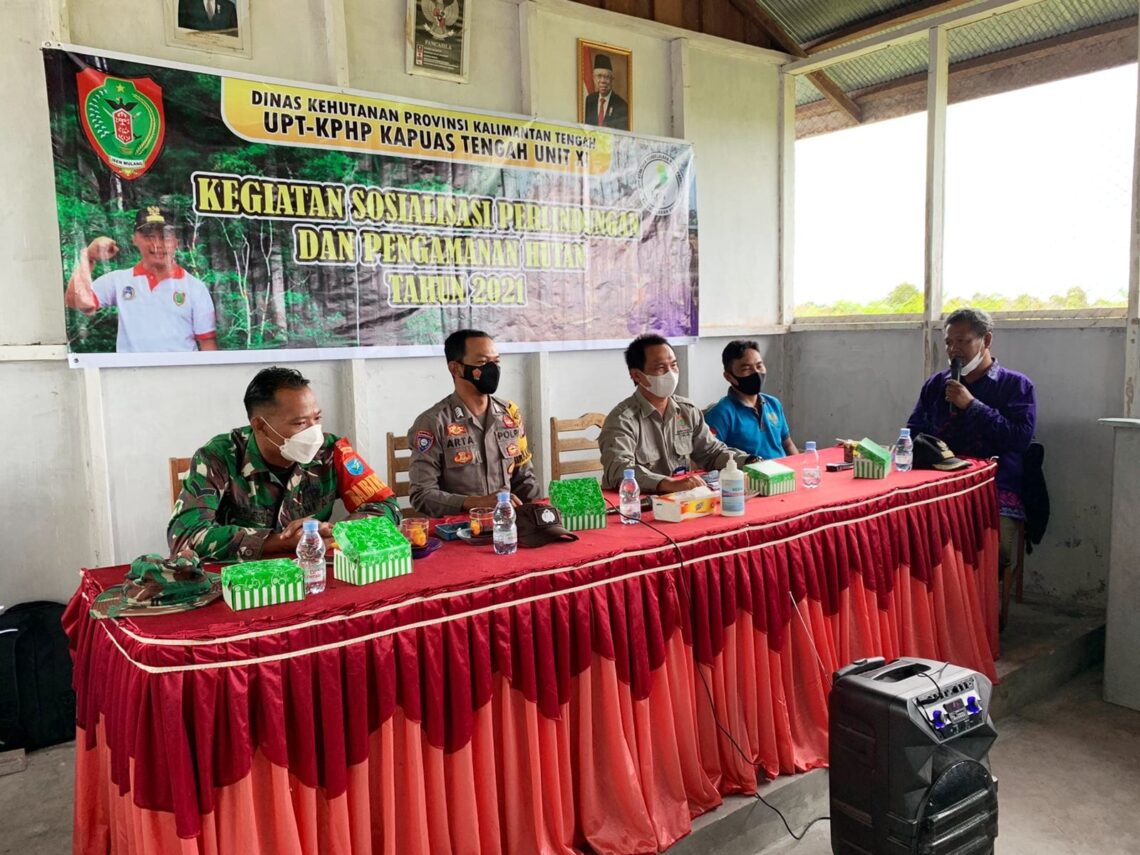 Kepala UPT-KPHP Kapuas Tengah Unit XI  Bambang Ralianto, S.Hut sekaligus sebagai narasuber  Sosialisasi Perlindungan dan Pengamanan Kehutanan  di  Desa Gawing Kecamatan Kapuas Tengah. Foto : Lg