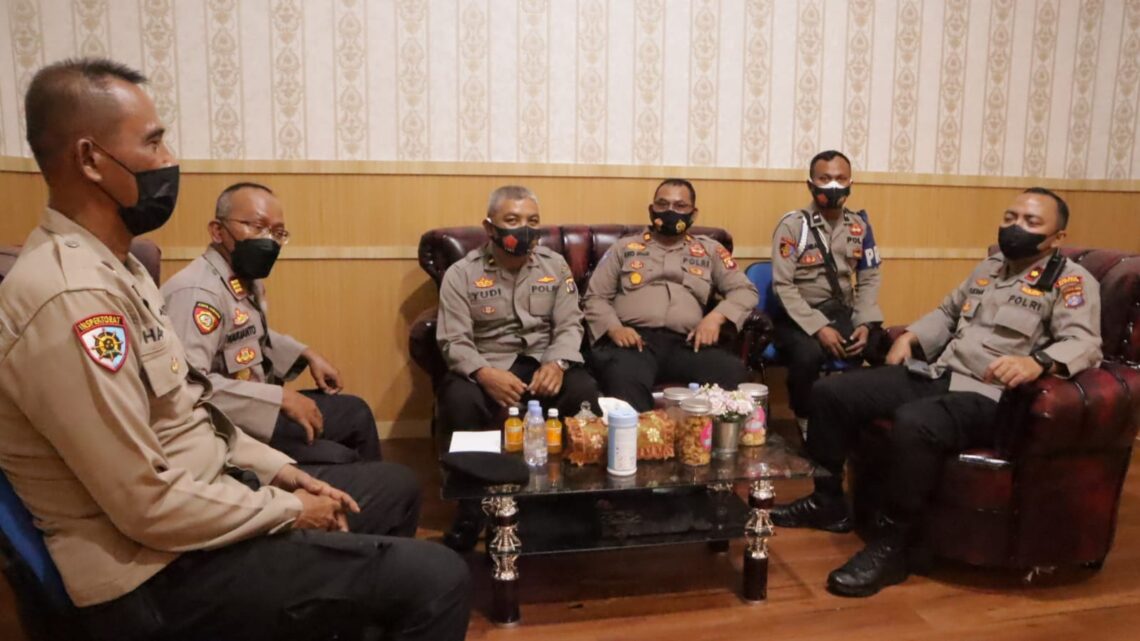 Wakapolres Seruyan, Mapolres Seruyan jalan Ahmad Yani Kuala Pembuang, Kabupaten Seruyan dilaksanakan kegiatan anev (analisa dan evaluasi) manajemen media, Rabu (22/12/2021). Foto : Tbn