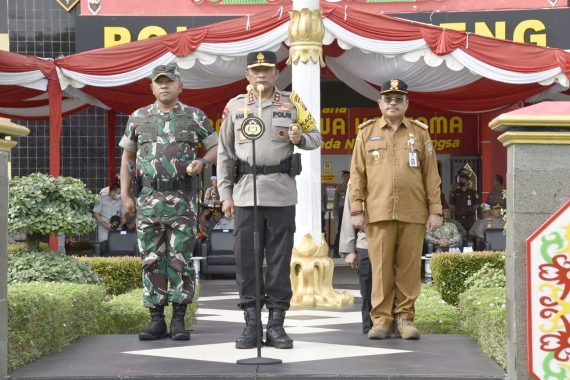 Kapolda Kalteng Irjen Pol Nanang Avianto didampingi Danrem 102/Pjg Brigjen TNI Yudianto Putrajaya dan Sekda Prov. Kalteng H. Nuryakin memimpin Apel Gelar Pasukan Operasi Lilin Telabang