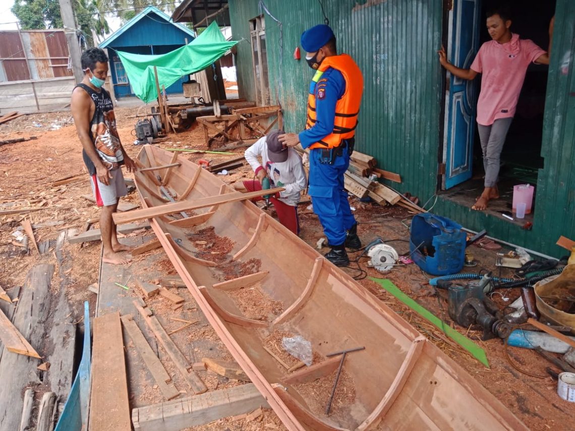 Personil Satpolairud Polres Seruyan Polda Kalteng melaksanakan kegiatan patroli kepada nelayan di sekitar bantaran Sungai Seruyan, Sabtu (23/01/2021). Foto : Tbn