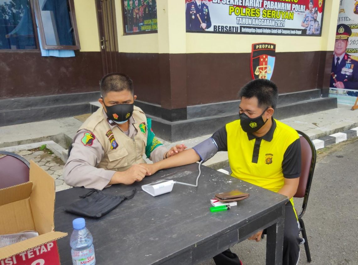Paur Kes Polres Seruyan AIPDA Ahmat Badar Ramadhani, A.Mk, pada pagi ini, Selasa (23/02/2021) menyambangi Personel Polres Seruyan, Paur Kes Polres Seruyan tersebut juga secara bergantian melakukan pemeriksaan terhadap kondisi kesehatan Personel Polres Seruyan. Foto : Tbn