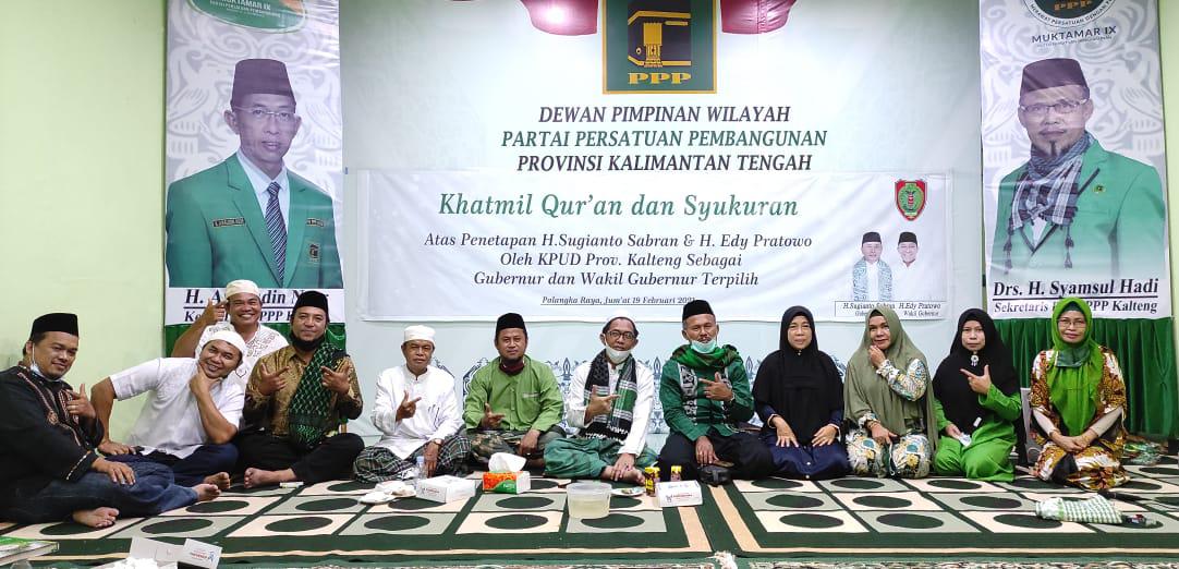 Pengurus DPW PPP Kalteng saat foto bersama usai kegiatan Khataman Al-Qur'an, syukuran serta Haul Guru Sekumpul, Jum'at malam (19/2/2021). Foto : AT