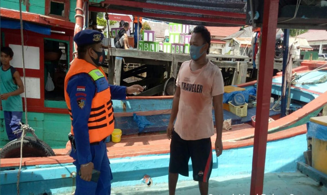 Personil Satpolairud yang melaksanakan sambang menjelaskan kegiatan Sambang ini bertujuan untuk menciptakan situasi Kamtibmas yang aman, nyaman dan kondusif serta mengajak warga ikut berperan dalam penanganan Virus Corona, Selasa (23/2/2021). Foto : Tbn