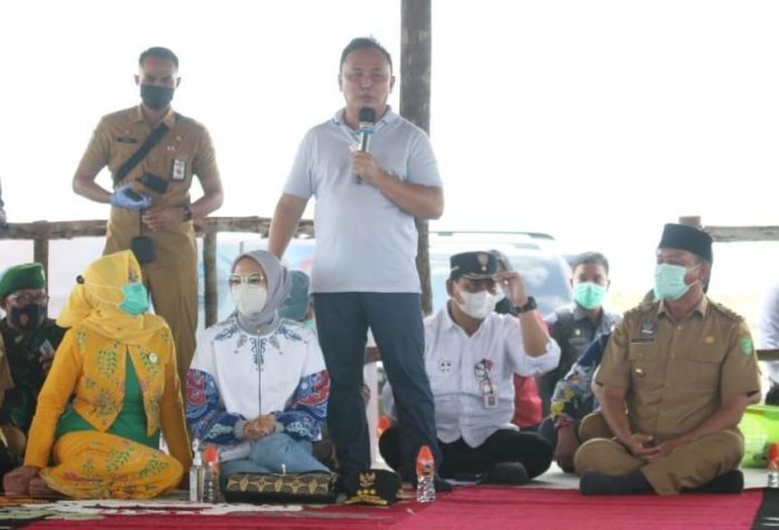 Gubernur Kalteng, H Sugianto Sabran saat berdialog dengan warga di Sukamara, Selasa 23/2/2021). Foto : BA