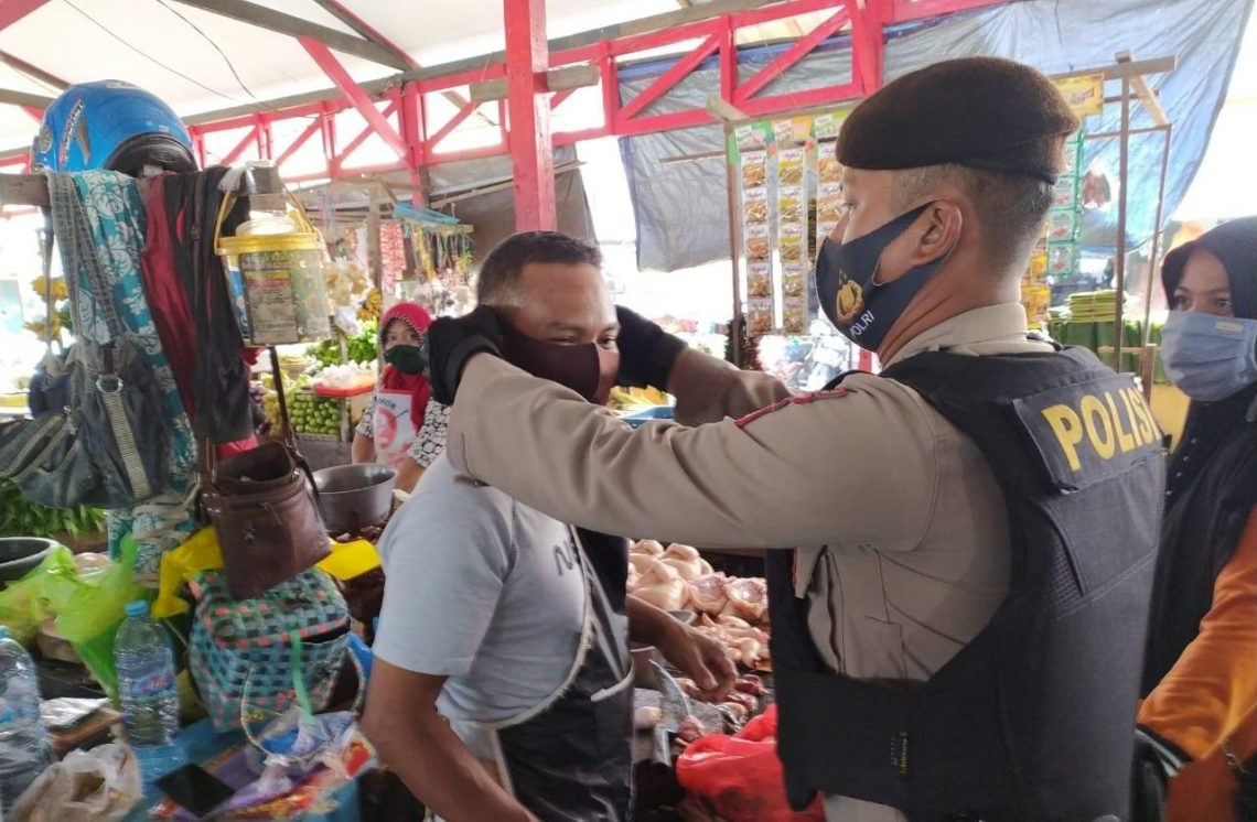 Polres Seruyan, Polda Kalimantan Tengah melaksanakan patroli gabungan Kegiatan Rutin Yang Ditingkatkan bertajuk tim Yustisi ke Pasar Saik Kuala Pembuang di Kabupaten Seruyan, Kamis (23/02/2021) Pukul 09.00 Wib. Foto : Tbn