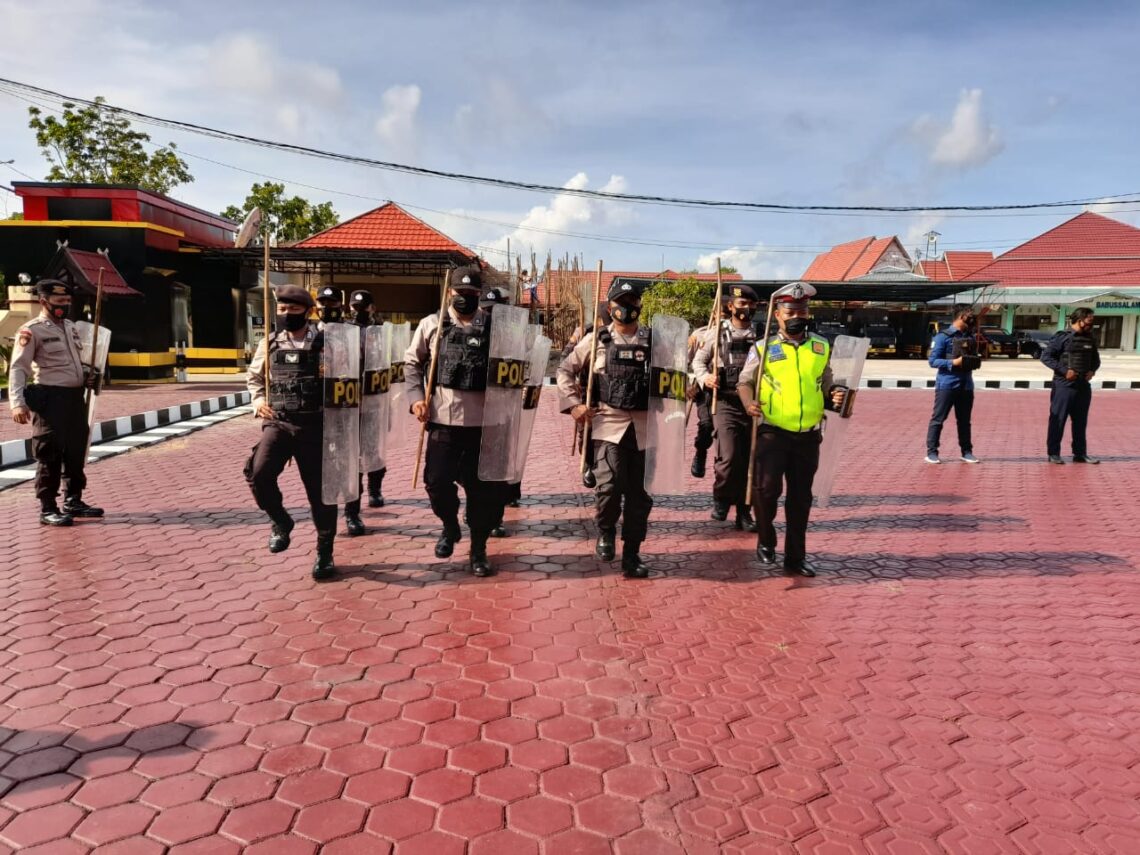 Personel Polres Seruyan melaksanakan latihan Dalmas yang dipimpin oleh Kasat Sabhara AKP Harjanto, di Halaman Mapolres, Selasa (23/3/2021). Foto : Tbn