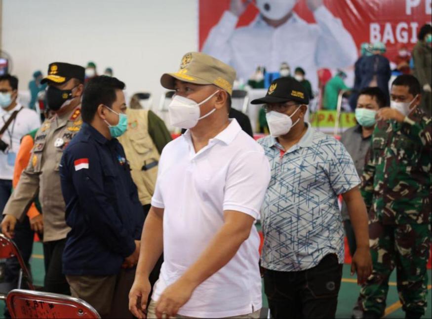 Gubernur H Sugianto Sabran saat memantau pelaksanaan Vaksin massal bagi pelayan publik, TNI/Polri dan Lansia di GOR Jl Tjilik Riwut Km5 Palangka Raya, baru-baru ini. Foto : Ist