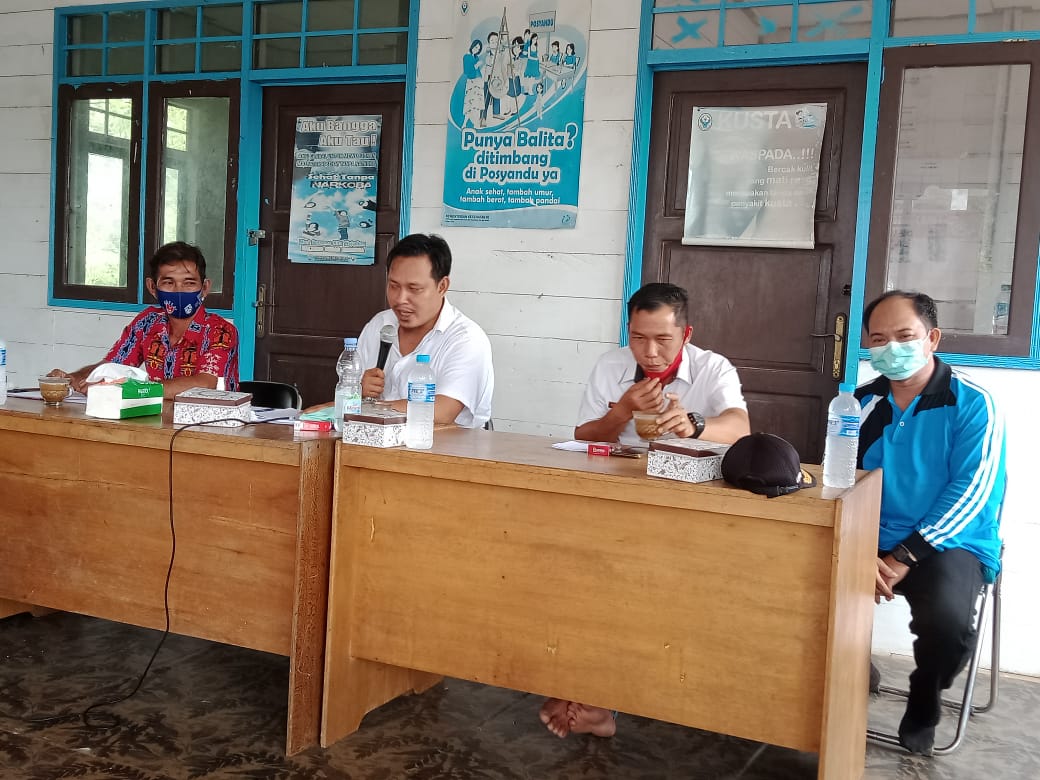 Camat Sumber Barito Indra Wijaya bersama Tim Tenaga Ahli  Program Pembangunan dan Pemberdayaan Masyarakat Desa (TA P3MD), Ahmad Rolianto, memantau kembali persiapan yang dilakukan panitia pemilihan.
Kegiatan ini dilakukan di 8 desa se-Kecamatan Sumber Barito, beberapa waktu yang lalu. Foto : Kpl