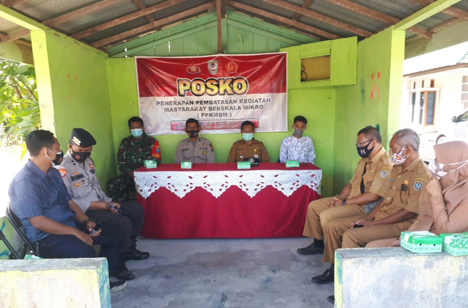 Kapolsek Hanau AKP Azmi Halim Permana, S.I.K yang mengajak masyarakat Desa Pembuang Hulu I Kecamatan Hanau untuk membentuk PPKMBM (Posko Penerapan Pembatasan Kegiatan Masyarakat Berskala Mikro), Selasa (23/3/2021). Foto : Tbn