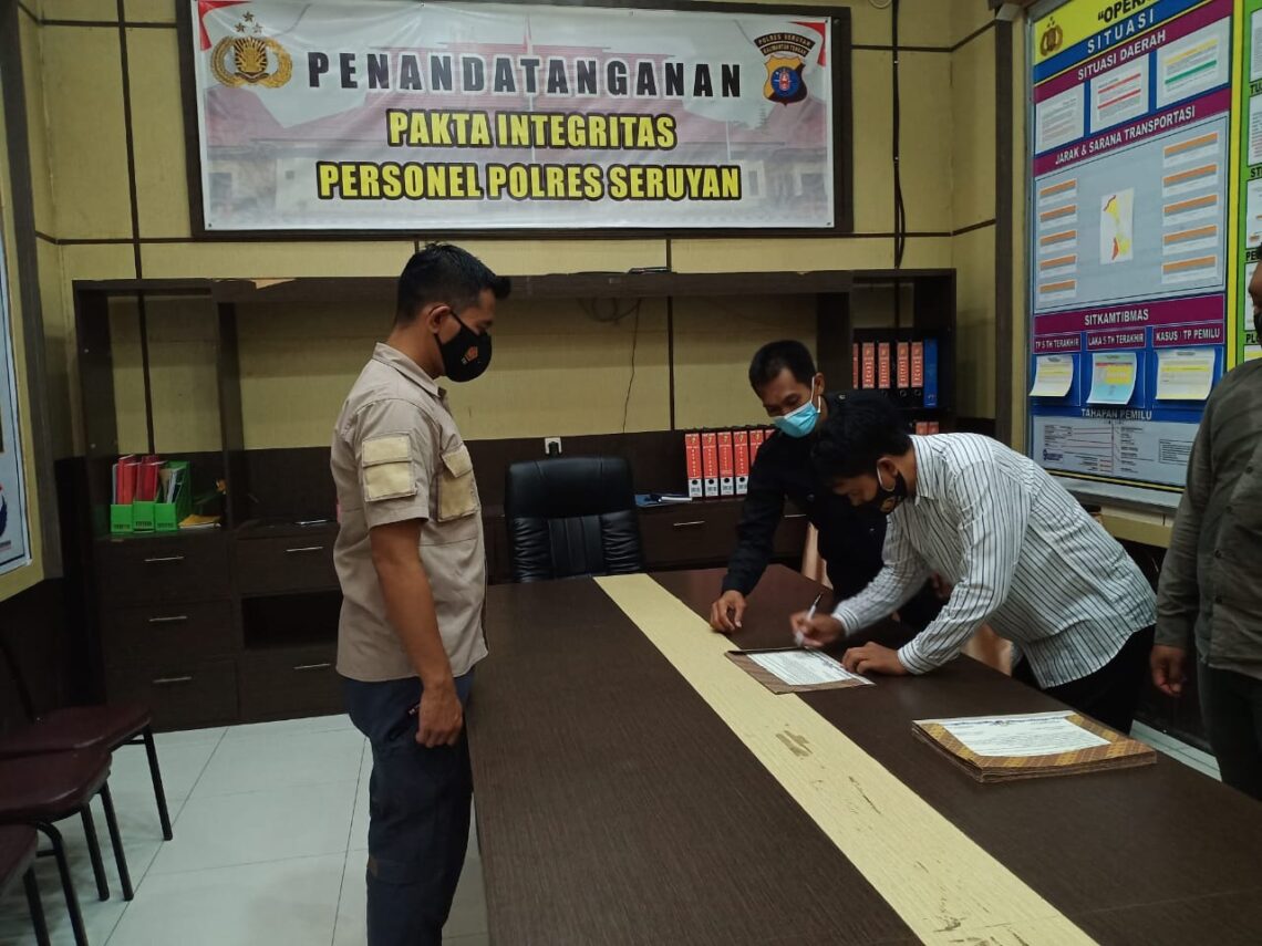 Satuan Reserse Narkoba Polres Seruyan menggelar kegiatan penandatanganan pakta integritas pencanangan pembangunan zona integritas menuju Wilayah Bebas Korupsi (WBK) dan Wilayah Birokrasi Bersih Melayani (WBBM)
Selasa (23/03/2021).
Foto : Tbn