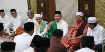 Gubernur dan Wakil Gubernur Kalteng Salat Tarawih Perdana di Musholla Asy-Syifa, Istana Isen Mulang
