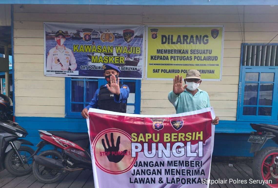 Personil Satpolairud Polres Seruyan, melaksanakan sosialisasi berupa Tatap Muka secara langsung tentang Saber Pungli di Sekitar Pesisir Das Seruyan Kelurahan Kuala Pembuang I Kec. Seruyan Hilir Kab. Seruyan, Selasa (23/03/2021) pagi. Foto : Tbn
