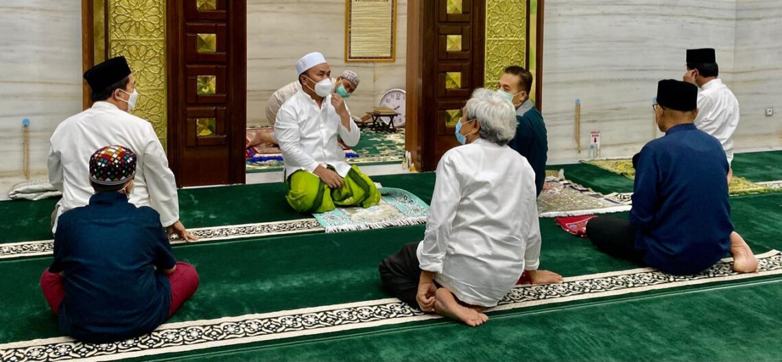 TEKS FOTO :

DIALOG - Gubernur Kalteng, H. Sugianto Sabran, melakukan dialog dan diskusi usai melaksanakan Salat berjamaah, bersama dengan pimpinan Perbankan dan pimpinan sektor jasa keuangan, kemarin. Foto : Ist