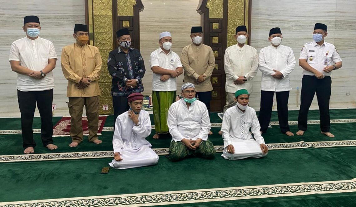 KOORDINASI - Gubernur Kalteng H. Sugianto Sabran, bersama Wakil Gubernur Habib Ismail Bin Yahya, Sekda, Kapolda, Danrem 102/PJG, Kejati, usai melaksanakan Salat berjamaah, di Mosholla Istana Isen Mulang. Kemudian melakukan rapat koordinasi upaya peningkatan dan percepatan penanggulangan covid-19 di Kalteng, Kamis (24/4/2021). Foto : Ist