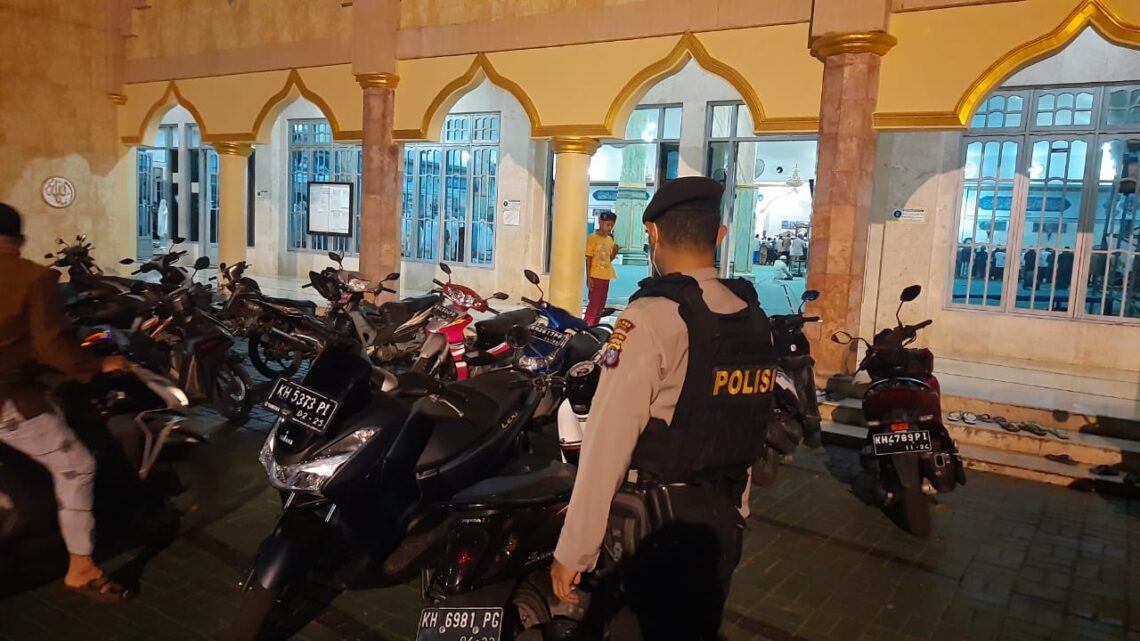 Anggota Sat Sabhara Polres Seruyan, baik objek vital maupun tempat-tempat yang diangap rawan terjadinya tindak kejahatan di wilayah hukum Polres Seruyan, Kamis (23/4/2021) malam. Foto : Tbn