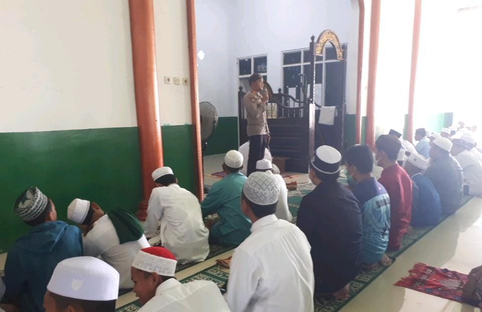 Kapolsek Hanau AKP Azmi Halim Permana S.I.K bersama Aipda Muhtahid dan Bripka Hendra Yudha melaksanakan Sholat Jumat Berjamaah dilanjutkan dengan silaturahmi kepada jemaah Masjid, Jumat (23/4/2021). Foto : Tbn