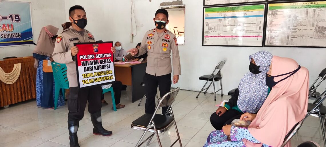 Polsek Seruyan Hilir, Polres Seruyan, melaksanakan giat Road Show sosialisasi dan tindak lanjut pembangunan Zona Integritas (ZI) menuju wilayah bebas dari korupsi (WBK) dan Wilayah Birokrasi Bersih dan Melayani (WBBM) Tahun 2021, Jum'at (23/04/2021) pagi. Foto : Tbn
