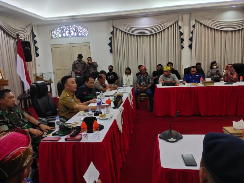 Gubernur Kalteng H Sugianto Sabran bersama Forkopimda saat berdialog dengan warga yang menolak droping pejabat Kemendagri sebagai Pj Bupati Barsel dan Kobar di komplek Istana Isen Mulang,, Selasa (23/5/2023). Foto : Ist