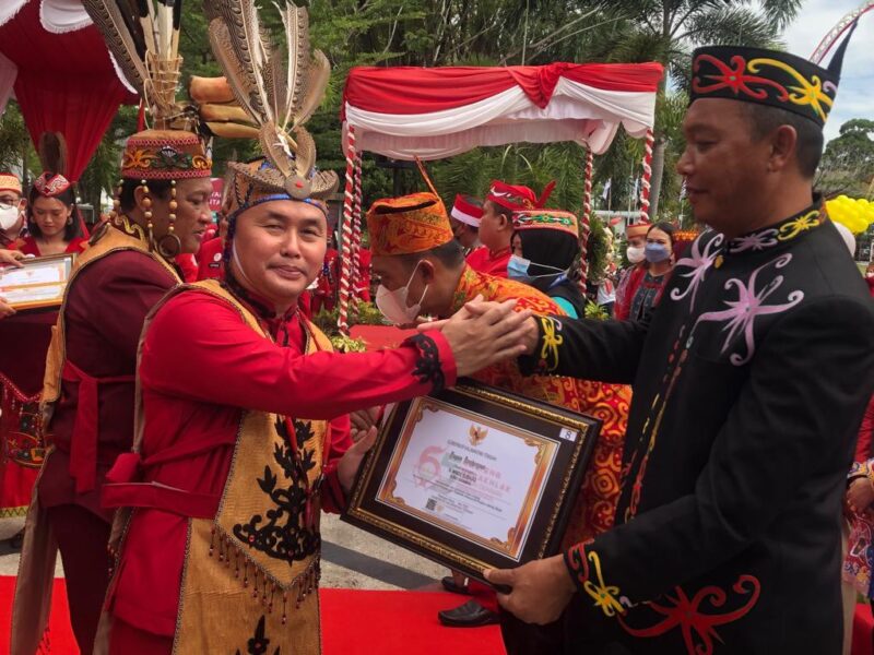 Gubernur Kalteng H. Sugianto Sabran menyerahkan penghargaan kepada Ali Giono saat upacara Hari Jadi ke-65 Provinsi Kalimantan Tengah, di halaman kantor Gubernur Kalteng, Senin (23/2/2022)