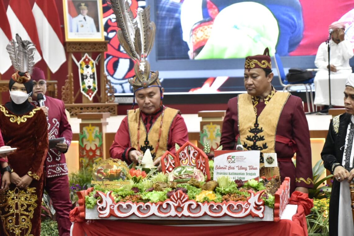 Gubernur Kalteng H. Sugianto Sabran bersama Wakil Gubernur Kalteng H. Edy Pratowo saat melakukan Pemotongan Tumpeng