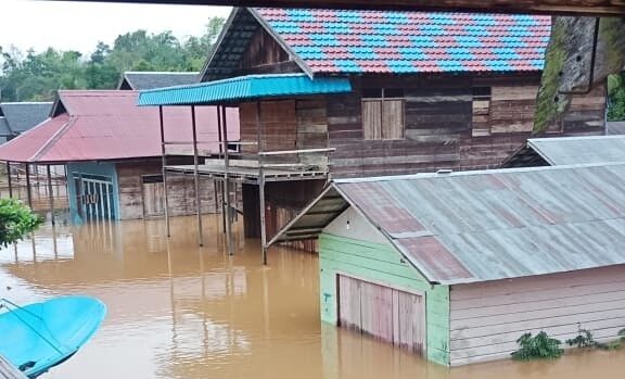 Situasi banjir yang melanda Kapuas Hulu Kabupaten Kapuas. Foto : Ist