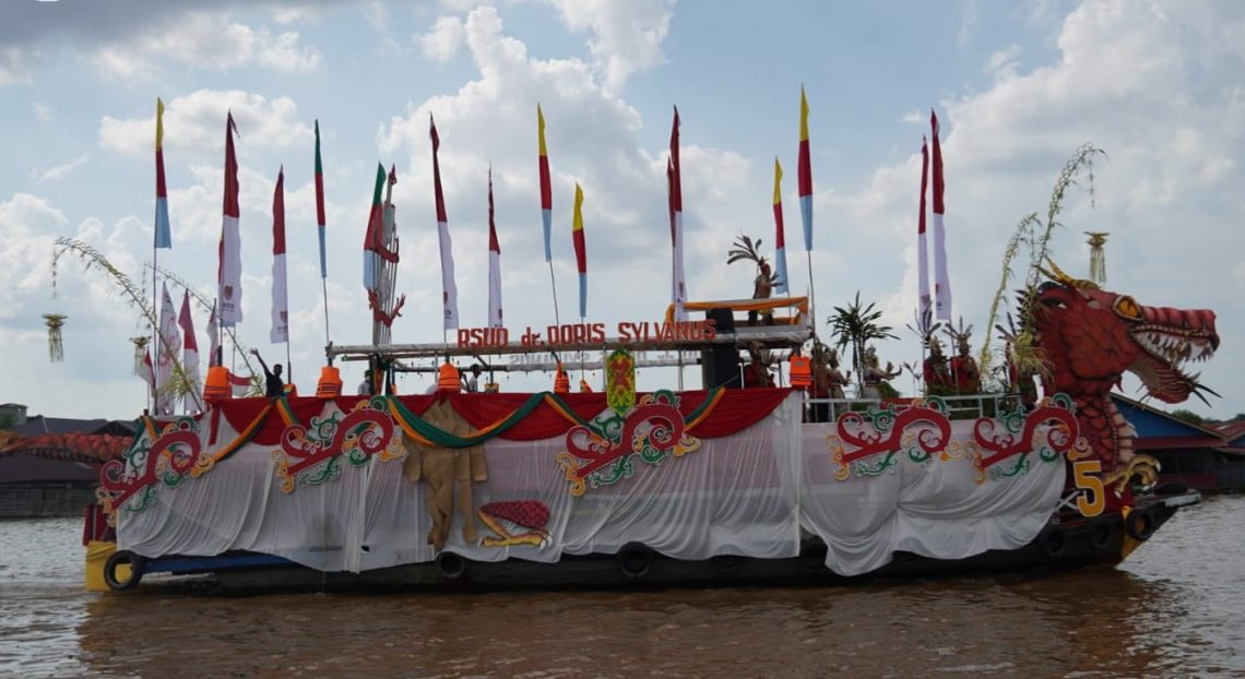 Peserta lomba perahu hias dalam rangkaian Festival Budaya Isen Mulang Provinsi Kalteng, di Sungai Kahayan, Palangka Raya, Selasa (23/5/2023). Foto : Ist