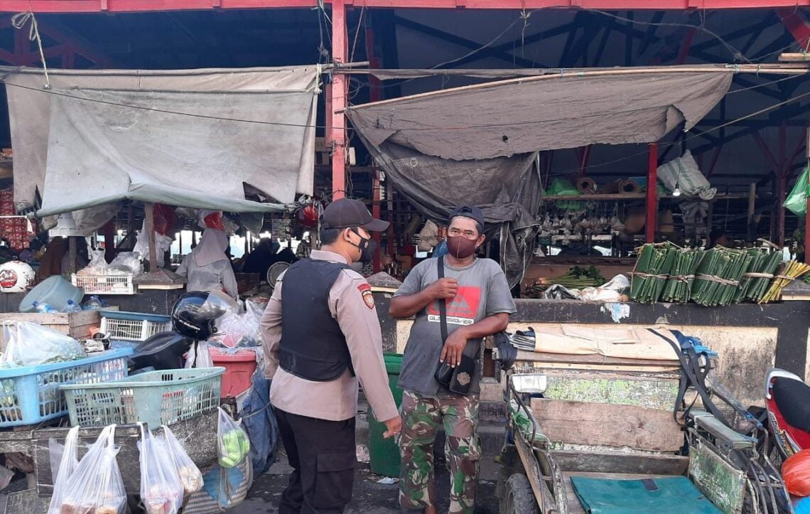 Seiring dengan kebijakan pemerintah terkait menyikapi tentang penanganan Virus Covid-19, masyarakat diimbau untuk mematuhi protokol kesehatan terutama dalam pengunaan masker, Minggu (23/05/2021). Foto : Tbn