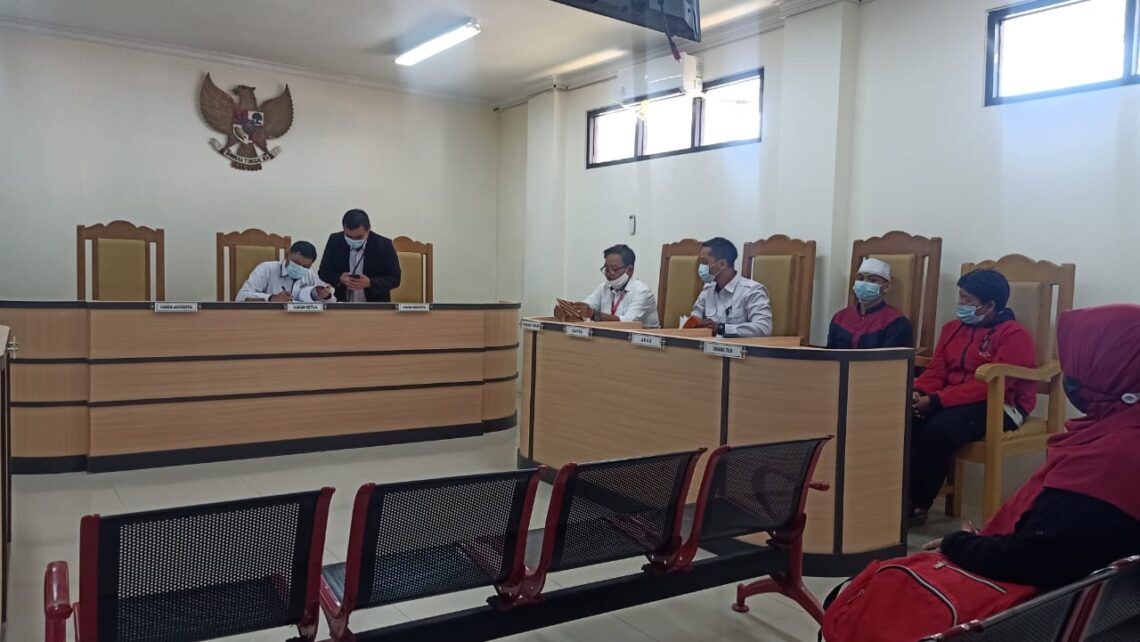 Sat Tahti Polres Seruyan melaksanakan pengawalan dan pengamanan tahanan dari Rutan Polres Seruyan menuju kantor pengadilan Negeri Sampit untuk mengikuti proses sidang, Rabu (23/06/2021). Foto : Tbn
