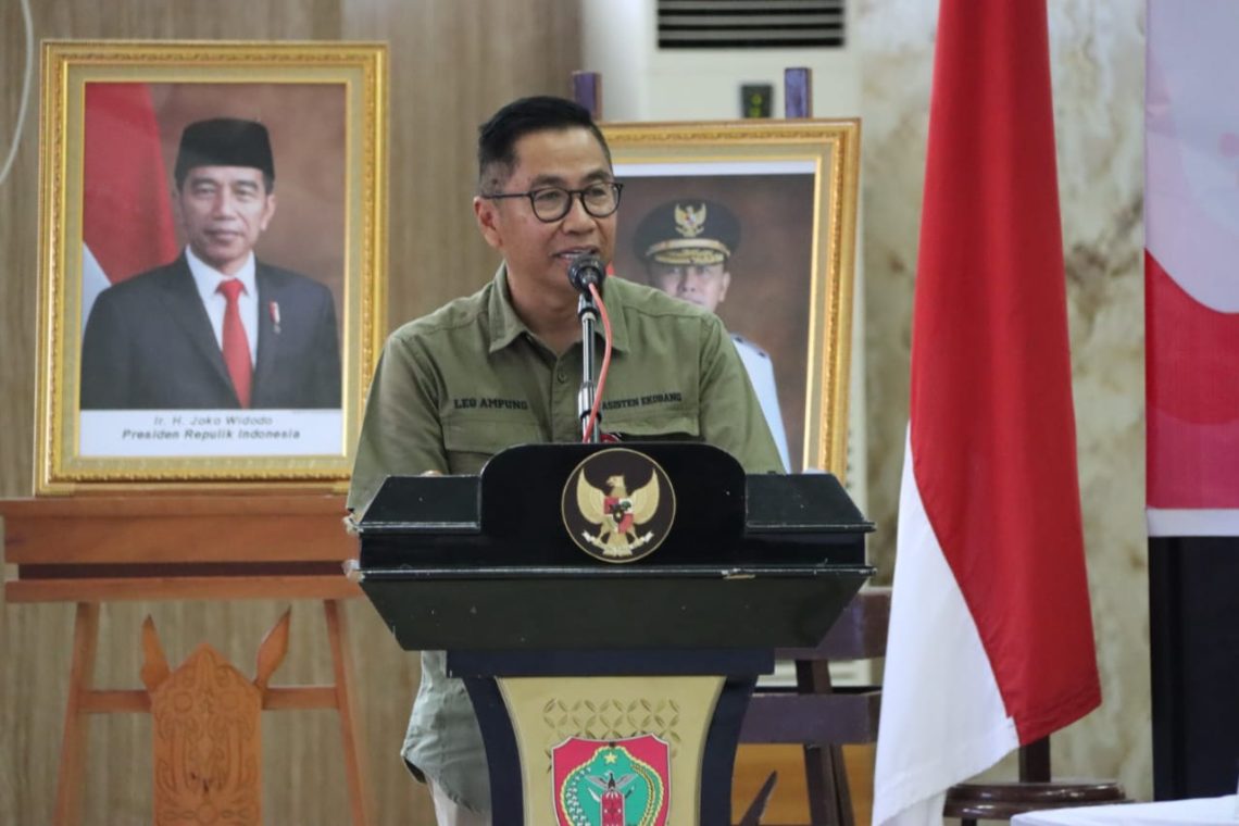 Asisten Perekonomian dan Pembangunan Setda Provinsi Kalimantan Tengah Leonard S. Ampung saat menyampaikan sambutannya