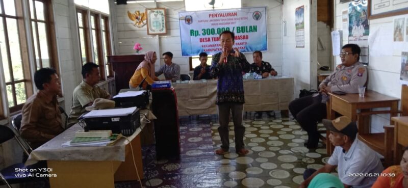 Sedikitnya ada sekitar 129 Keluarga Penerima Manfaat (KPM) yang menerima Bantuan Langsung Tunai Dena Desa (BLT-DD) di Desa Tumbang Masao, Kecamatan Sumber Baritu, Kabupaten Murung Raya, Provinsi Kalimantan Tengah, bertempat di kantor desa setempat, baru-baru ini. Foto : Kaspul