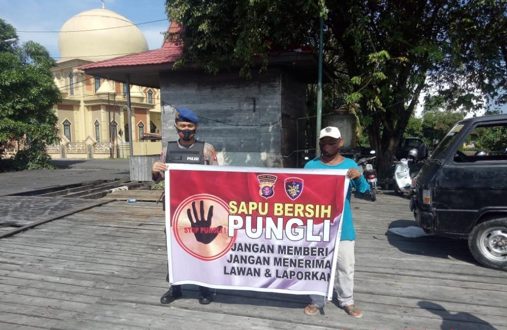 Satpolairud Polres Seruyan, melaksanakan sosialisasi berupa Tatap Muka secara langsung tentang Saber Pungli di Sekitar Pesisir DAS Seruyan Kelurahan Kuala Pembuang I, Kecamatan Seruyan Hilir, Kabupaten Seruyan, Rabu (23/06/2021). Foto : Tbn
