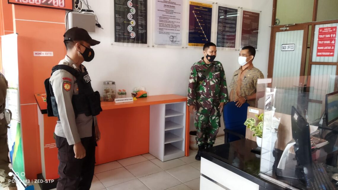 Anggota Polsek Seruyan Hilir melakukan patroli dialogis ke dinas pemerintahan yang ada di Kabupaten Seruyan, Provinsi Kalimantan Tengah, Rabu (23/06/2021). Foto : Tbn