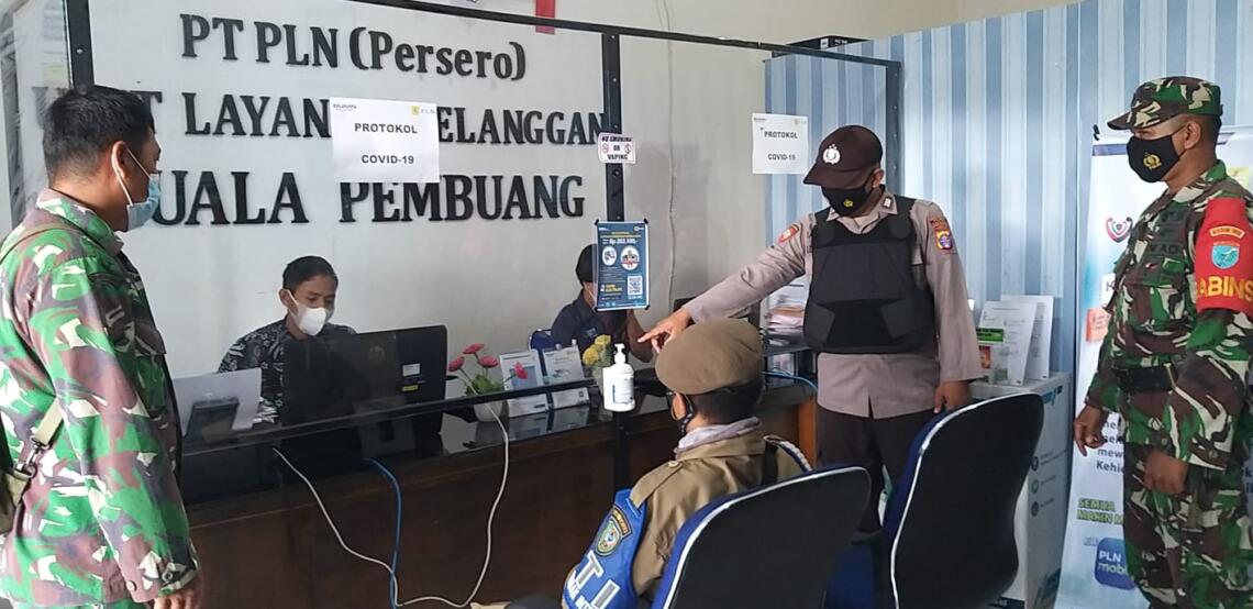 Dalam menjalin komunikasi dan pendekatan dengan masyarakat, anggota Polsek Seruyan Hilir lakukan patroli dialogis di Kuala Pembuang, Kabupaten Seruyan, Jumat (23/07/2021) pukul 09.00 Wib. Foto : Tbn