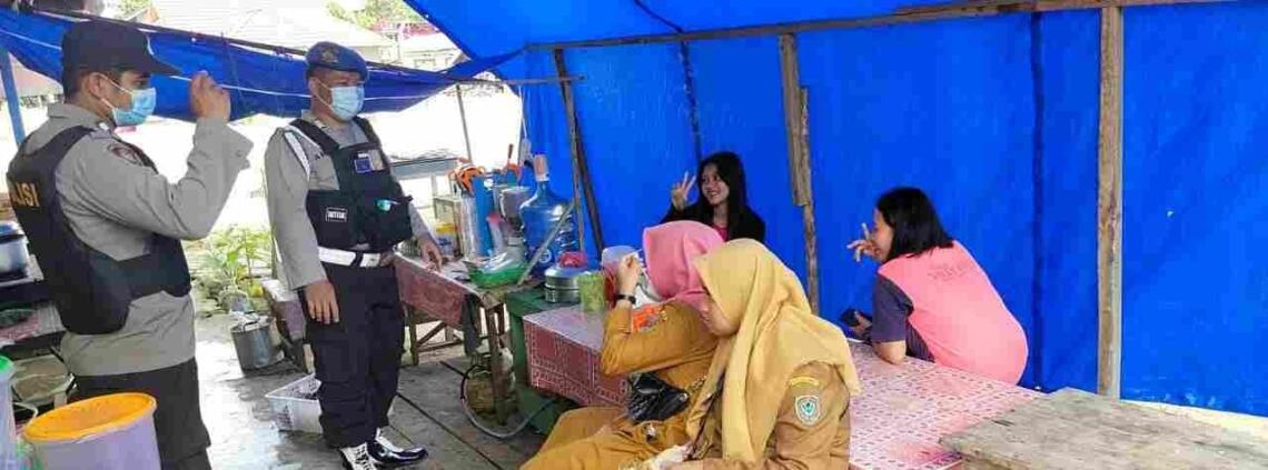 Anggota Polsek Seruyan Hulu saat melakukan penegakkan Protokol Kesehatan, Jumat (23/7/2021). Foto : Tbn