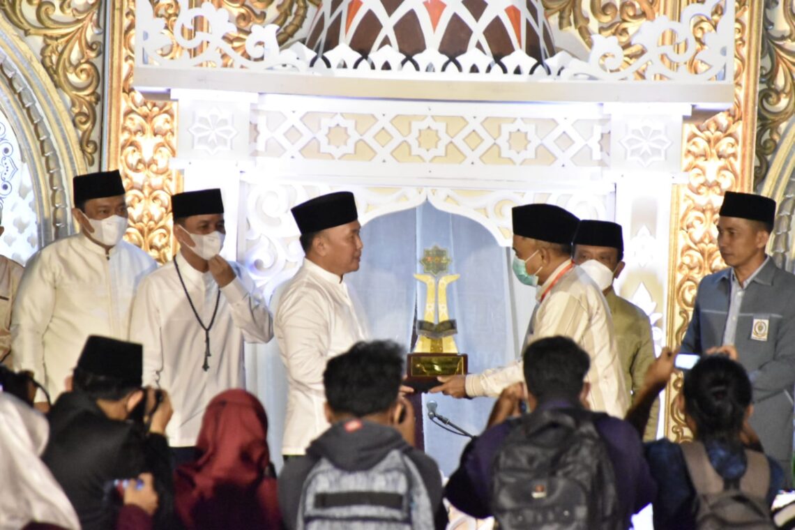 Penyerahan Trophy Juara Umum MTQH ke XXX Tingkat Provinsi Kalteng Tahun 2022 dari Gubernur Kalteng kepada Ketua Umum Panitia Penyelenggara MTQH Tingkat Provinsi Kalteng. Foto : Ist