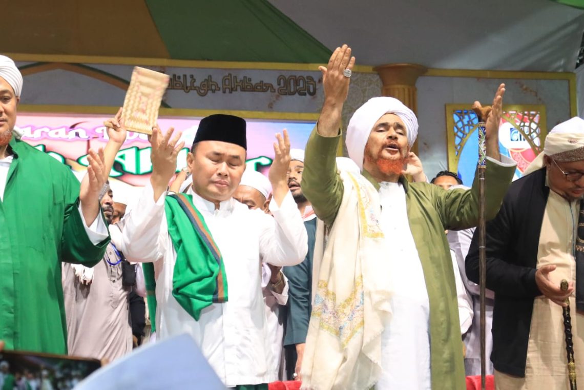 Gubernur Kalteng H. Sugianto Sabran saat menghadiri Tabligh Akbar Guru Mulia Al-Habib Umar Bin Hafidz yang digelar di Stadion Tuah Pahoe