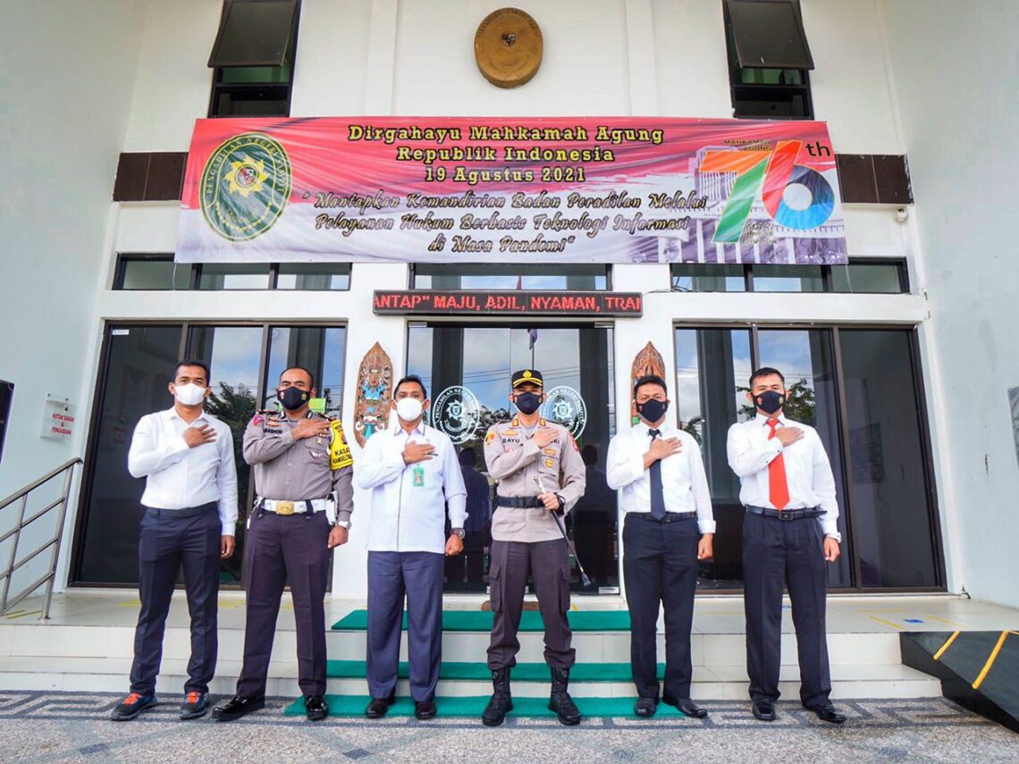 Kapolres Seruyan AKBP Bayu Wicaksono, S.H., S.I.K., M.Si. didampingi Kasat Reskrim, Kasat Intelkam, Kasat Lantas dan Kasat Narkoba Polres Seruyan melakukan silaturahmi dengan Ketua Pengadilan Negeri Sampit Darminto, S.H, Senin (23/08/2021). Foto : Tbn