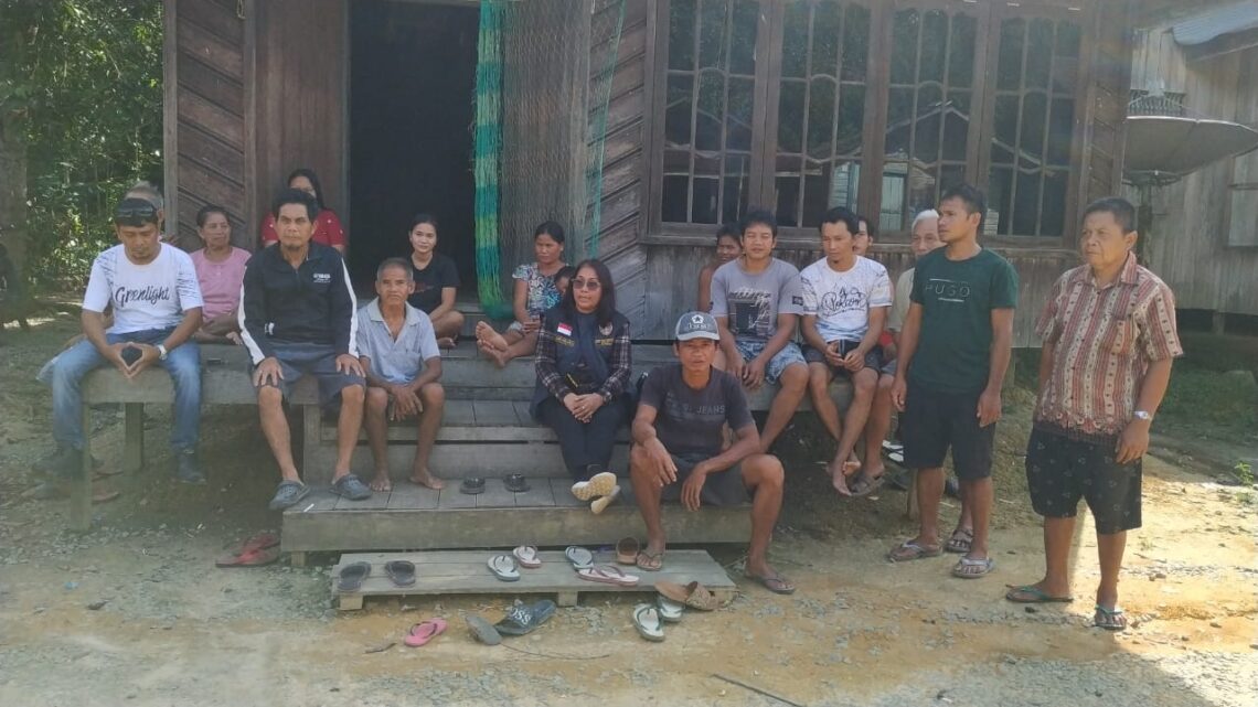 Anggota DPRD Kalteng Kuwu Senilawati  kunjungan  Kerja ke Desa Tumbang Langgah  Kecamatan Rungan Barat Kabupaten Gumas. Foto : Fan