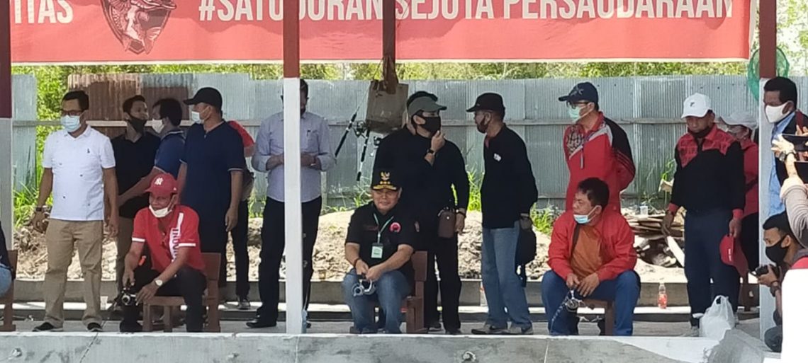 Gubernur Kalteng H Sugianto Sabran bersama Ketua DPD PDIP Kalteng Arton S Dohong dan sejumlah tokoh lainnya saat menikuti Lomba Memancing di Jl Ir Soekarno Palangka Raya, Minggu (23/8/2020). Foto : gar