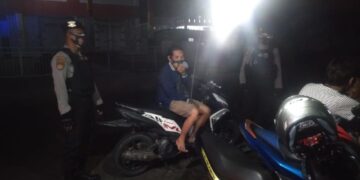 Personil Turjawali Samapta Polres Seruyan Patroli ke Tempat Tongkrongan Warga