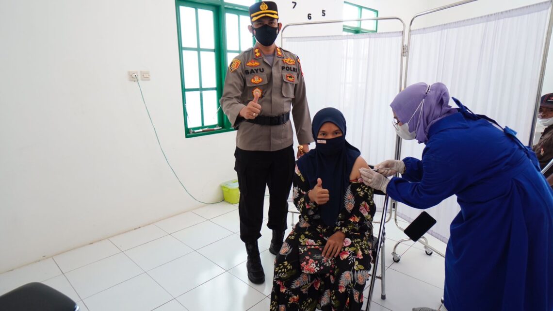 Kapolres Seruyan AKBP Bayu Wicaksono, S.H.,S.I.K.,M.Si didampingi oleh PJU Polres Seruyan, Kepala Puskesmas Kuala Pembuang II dan Tenaga Vaksinator Puskesmas Kuala Pembuang II, Kamis (23/09/2021). Foto : Tbn