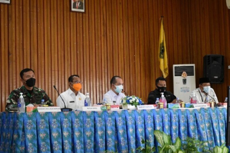 Bupati Kapuas Ben Brahim S Bahat didampingi Dandim 1011/Klk Letkol Ary Bayu Saputro, Perwakilan Kapolres Kapuas, Kepala Kemenag Kapuas dan Ketua Harian Satgas Covid-19 Kapuas saat memimpin Rapat Koordinais sehubungan dengan ditetapkannya Kabupaten Kapuas kedalam Level 2 Penanganan Corona Virus Disease 2019 (Covid-19), bertempat di Aula Bappeda Kapuas, Rabu (22/9/2021). Foto : Lg