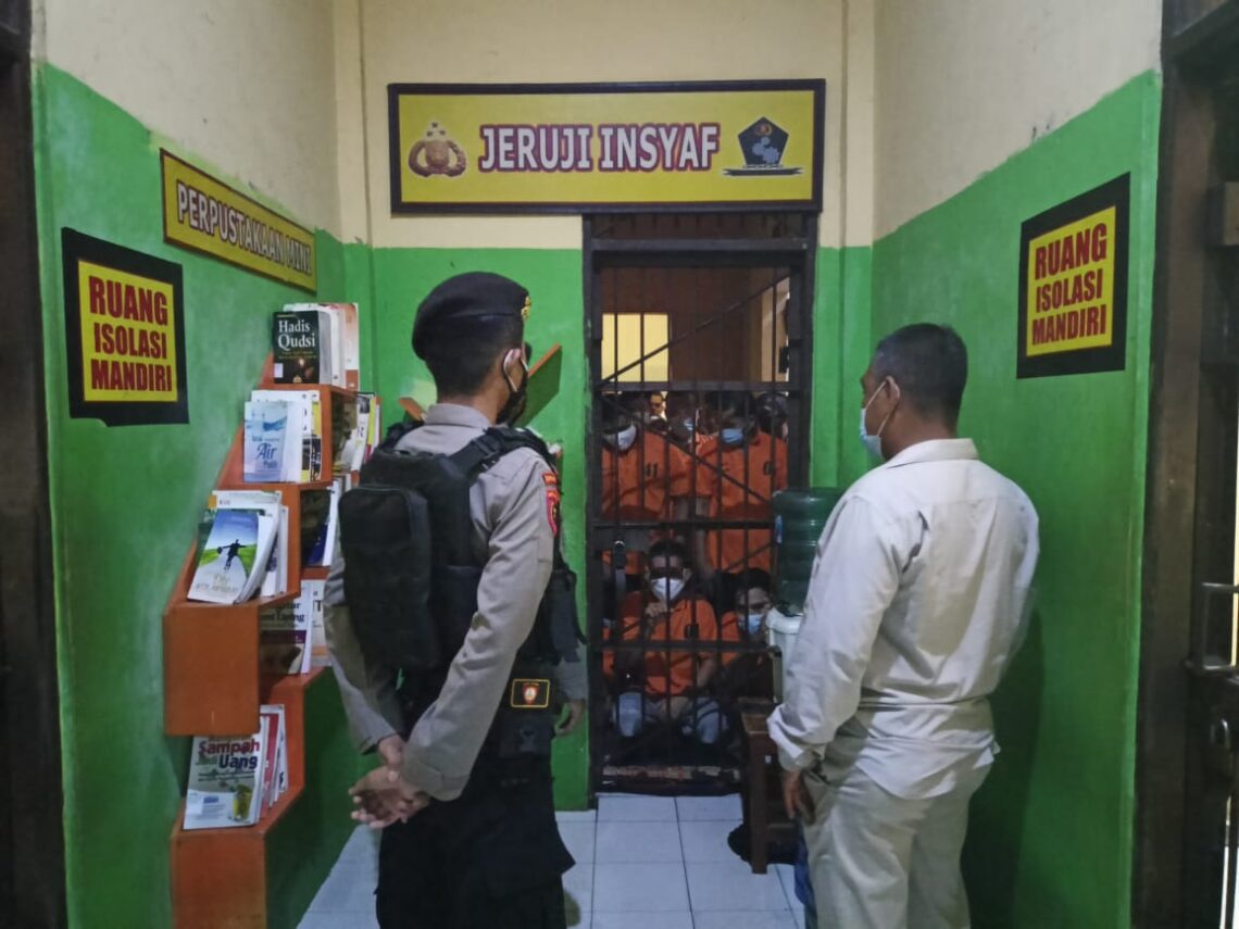Kasat Tahti Polres Seruyan, Aiptu Ilham Syoleh Nasution, didampingi Piket Jaga Tahanan rutin melakukan pengecekan di ruang tahanan Mapolres Seruyan, Sabtu (23/10/2021). Foto : Tbn