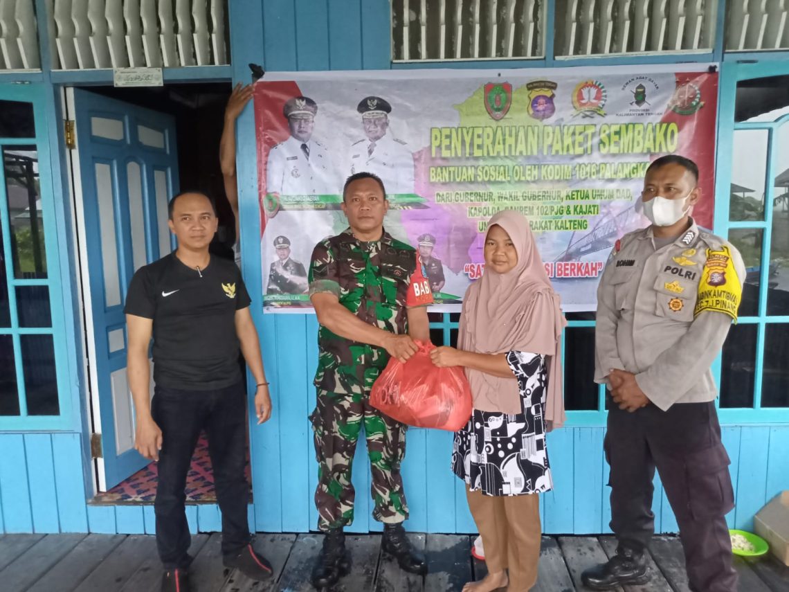 Bantuan Gubernur Kalteng di serahkan secara langsung kepada masyarakat yang terdampak banjir