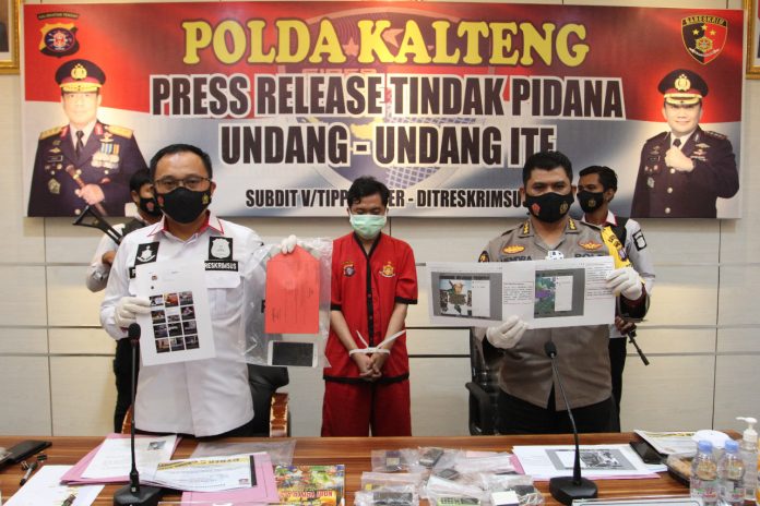 Ditreskrimsus Polda Kalteng membekuk pelaku ujaran kebencian di media sosial berinisial FA (30). Foto : Tbn
