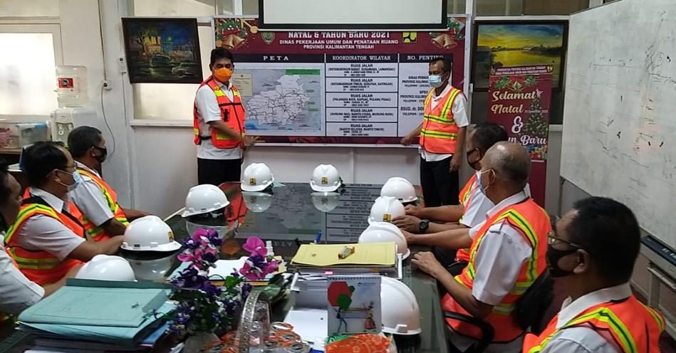 Kepala Dinas PUPR Provinsi Kalteng H. Shalahuddin memimpin rapat pembentukan Posko Siaga, Rabu (23/12/2020). Foto : BA